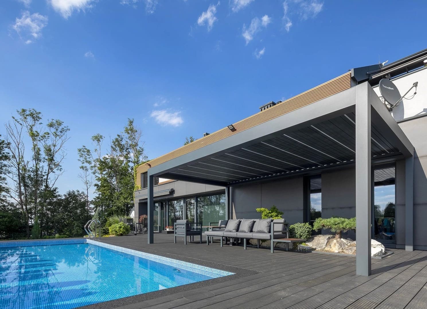 Favorable Price: Bioclimatic Pergola Offers High Comfort